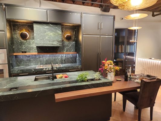 Modern dark kitchen | Showroom Muretti in NYC